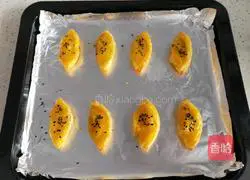 Illustration of how to make banana pie (egg tart crust version) 8