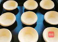 Illustration of how to make whole egg tarts 2