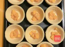 Illustration of how to make rich mango egg tart 10
