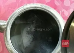 Illustration of how to make Hong Kong-style milk tea 1