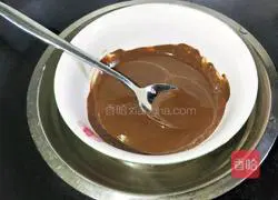 Illustration of how to make bear paw biscuits 14