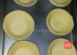 Portuguese egg tart Illustration of how to do it 2
