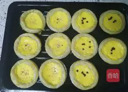 Illustration of how to make whipped cream egg tart 6