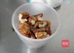 Illustration of how to make peanut walnut dew 2