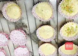 Illustration of how to make chive and meat floss cupcakes 8