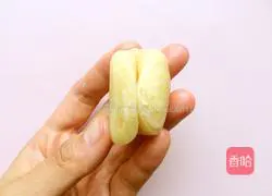Illustration of how to make bean paste open cake 13