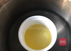 Illustration of how to make soufflé (one cup version) 2