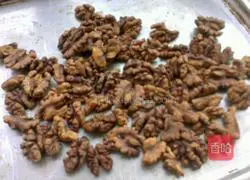 Illustration of how to make salt and pepper walnuts 6