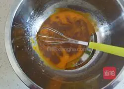 Illustration of how to make hollow chiffon cake with glaze 4