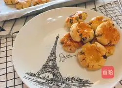 Illustration of how to make raisin and coconut biscuits 8