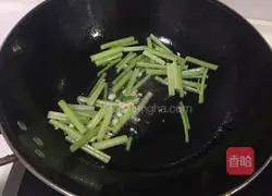Illustration of how to stir-fry walnuts with celery 7