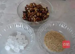 Illustration of making homemade amber walnut kernels 1