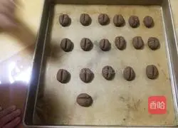 Illustration of how to make crispy coffee bean biscuits 9