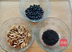 Illustration of how to make black sesame, walnut and black bean paste 1
