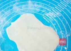 Illustration of how to make banana pie with dumpling skin 5