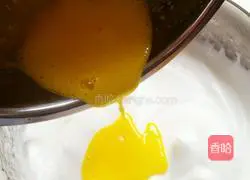 Illustration of how to make egg yolk biscuits 6