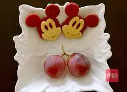 Illustration of how to make Mickey Mouse butter cookies 8