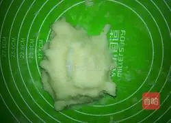 Illustration of how to make peanut walnut cake 5