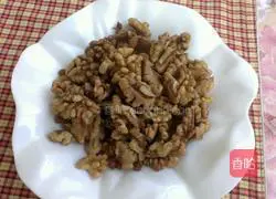 Illustration of how to make salt and pepper walnuts 4