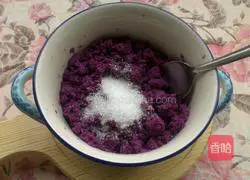 Illustration of how to make purple sweet potato and sesame cake 2