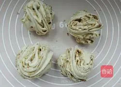 Illustration of how to make walnut flower rolls 14