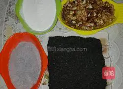 Illustration of how to make walnut and black sesame paste 1