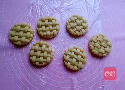Illustration of how to make strawberry jam sandwich woven biscuits 21
