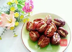 Illustration of how to make red dates and walnuts 6