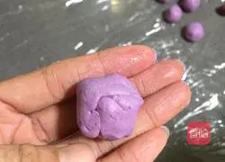 Illustration of how to make purple potato and bean paste dumplings 8