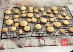 Illustration of how to make crispy egg biscuits 11