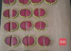 Illustration of how to make watermelon biscuits 16