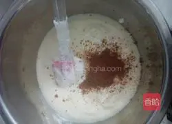 Illustration of how to make eight-inch three-color chiffon cake 10