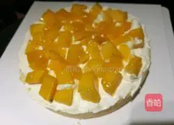 Illustration of how to make a small fresh birthday cake 4