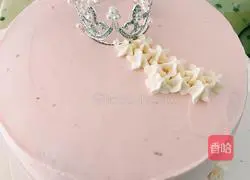 Illustration of how to make the Little Crown Girl Heart Decorated Cake 4