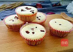 Illustration of how to make cheese and dried fruit cup cake 17