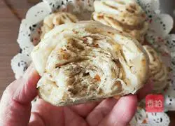 Illustration of how to make walnut flower rolls 17