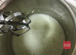 Illustration of how to make a small 6-inch lemon cake base 8