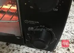 Illustration of how to make a small 6-inch lemon cake base 16