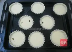 Illustration of how to make dumpling skin egg tarts 10