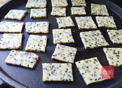 Illustration of how to make crispy biscuits with electric baking pan 12