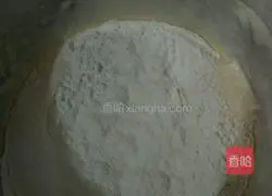 Illustration of how to make honey sponge cake 3