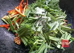 Illustration of how to stir-fry leeks with walnut kernels 5