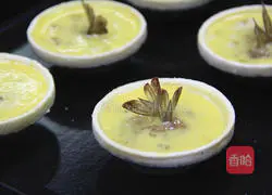 Illustration of how to make the shrimp egg tart combining Chinese and Western methods 9