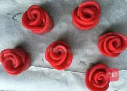 Illustration of how to make rose cookies 19