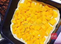 Illustration of how to make banana and mango pie 9