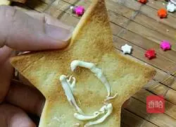 Illustration of how to make three-dimensional Christmas tree cookies 9