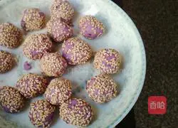 Illustration of how to make purple potato sesame balls 8