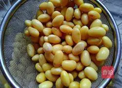 Illustration of how to make walnut health soy milk 3