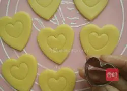 Illustration of how to make chocolate-decorated cookies 9