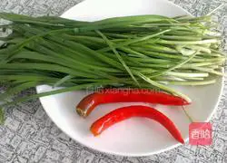 Illustration of how to stir-fry leeks with walnut kernels 1